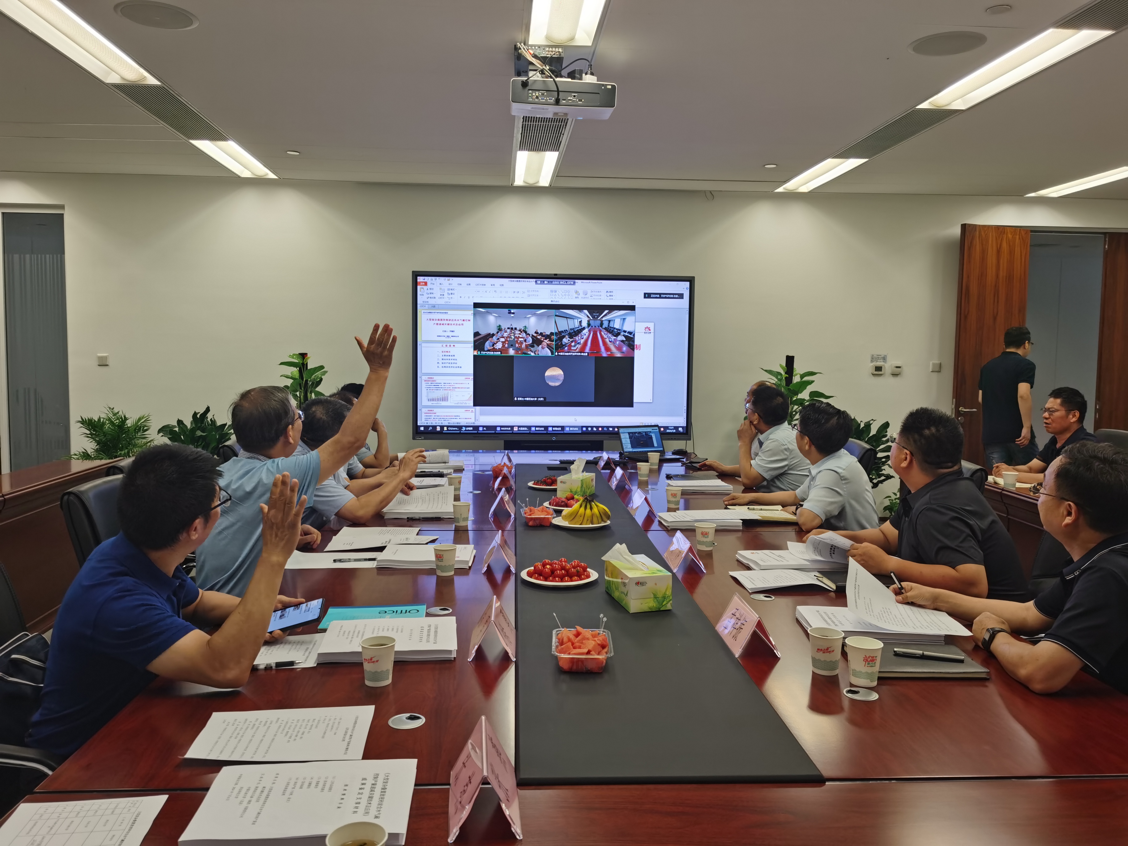 “大型复杂叠置致密砂岩含水气藏控制产量递减关键技术及应用”科技成果鉴定会成功举办
